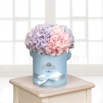 Гортензии в голубой шляпной коробке (5 шт.)